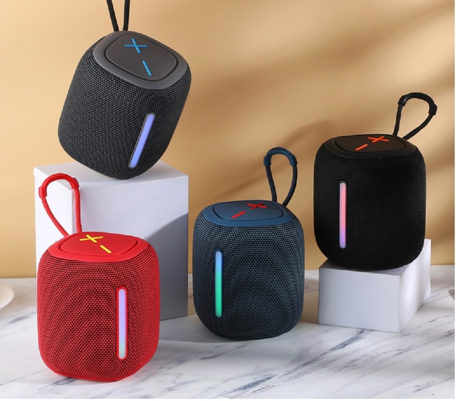 ポータブル IPX4 防水 ブルートゥーススピーカー 1500mAh バッテリー RGBライト ストラップ AUX/TF/FM/USB再生