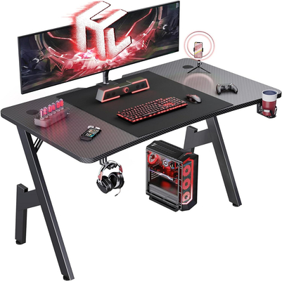 エルゴノミックなデザインのゲームデスク 1.2cmの粒板とカーボンファイバーカバー カップとヘッドセットホルダー
